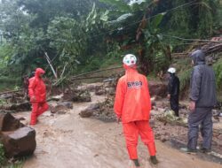 Longsor di 7 Titik, di Jalur Sumedang-Subang Tertutup Material Longsoran