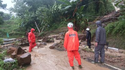 Longsor di 7 Titik, di Jalur Sumedang-Subang Tertutup Material Longsoran