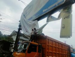 Hari Ketiga Masa Tenang, Billboard Raksasa Tak Berizin di Sumedang Mulai Ditertibkan