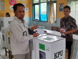 Anggota KPU Sumedang, Iyan Sopian, Mencoblos di TPS 20 Desa Raharja