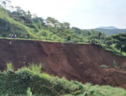 Longsor di Jalan Lingkar Timur Jatigede Sumedang, Wisatawan ke Menara Kujang Sapasang Diminta Waspada