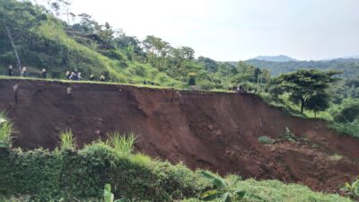Longsor di Jalan Lingkar Timur Jatigede Sumedang, Wisatawan ke Menara Kujang Sapasang Diminta Waspada