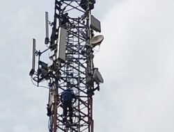 Viral! Diduga Ingin Akhiri Hidupnya, Seorang Pria Naik Tower di Babakan Ciparay