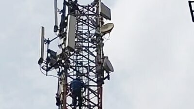 Viral! Diduga Ingin Akhiri Hidupnya, Seorang Pria Naik Tower di Babakan Ciparay