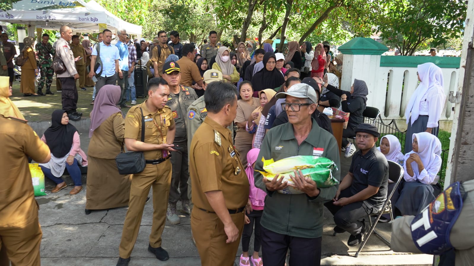 Operasi Pasar Murah Bantu Warga Sumedang Atasi Kenaikan Harga Beras