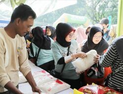 Beras 5 Kg Dibanderol Rp53.000, Warga Serbu Gerakan Pangan Murah di Soreang