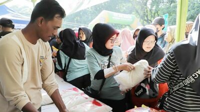 Beras 5 Kg Dibanderol Rp53.000, Warga Serbu Gerakan Pangan Murah di Soreang