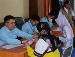 403 Warga Korban Angin Puting Beliung di Sumedang Terima Bantuan Tunai