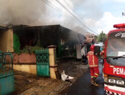 Diduga Sengaja Dibakar Anaknya, Rumah Tingkat di Sumedang Hangus Terbakar