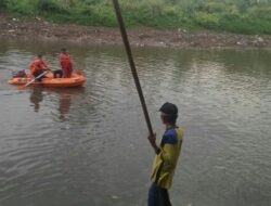 Seorang Pria Nekat Ceburkan Diri ke Sungai Citarum
