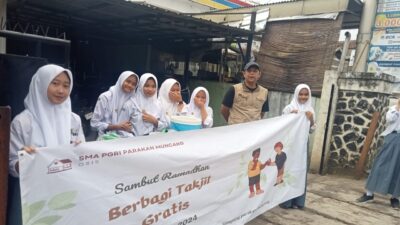 Berbagi Kasih di Bulan Suci, SMA PGRI Bagikan Takjil Gratis