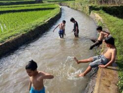 Seperti di Jawa, Warga Cimanggung Sumedang Ini Gelar Padusan di Sungai