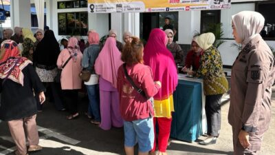 Ratusan Paket Sembako di Bazar Pangan Murah Kejari Sumedang Ludes Diserbu Warga