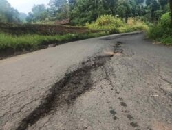 Jalan Ambles, Warga Khawatir Akses Penghubung 3 Desa di Wado Sumedang Terputus