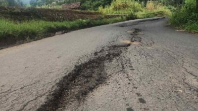 Jalan Ambles, Warga Khawatir Akses Penghubung 3 Desa di Wado Sumedang Terputus