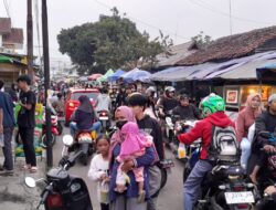 Jelang Buka Puasa, Jalan Pasar Bako Tanjungsari Sumedang Langganan Macet