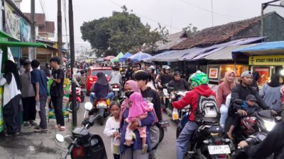 Jelang Buka Puasa, Jalan Pasar Bako Tanjungsari Sumedang Langganan Macet