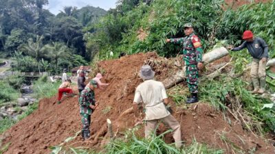 Longsor Tutup Jalan di Bangbayang Sumedang, 70 Kepala Keluarga Terisolasi