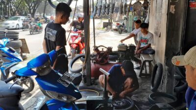 Berkah Idul Fitri, Bengkel Motor dan Tukang Tambal Ban Kebanjiran Order