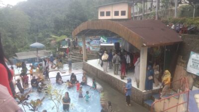 Satpol PP Sumedang Edukasi Wisatawan di Objek Wisata