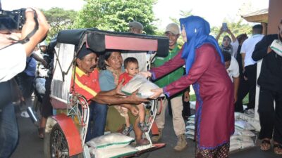 HJS ke-446, Baznas Sumedang Bagi-bagi Beras ke Ribuan Pengemudi Ojol dan Tukang Becak