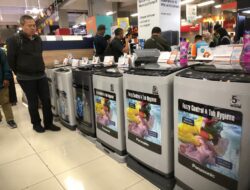 Log In Megastore Bagikan Ratusan Barang Elektronik Gratis ke Pengemudi Ojol di HUT ke-15