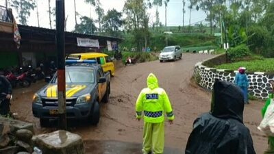 Banjir Bandang Terjang Kertasari, Air dan Lumpur Tutup Jalan Penghubung Kampung