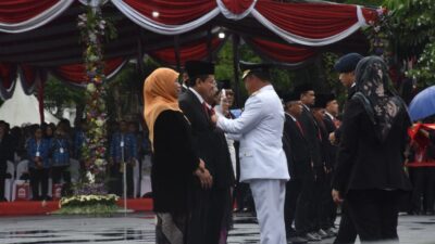 Sukses Torehkan Prestasi untuk Sumedang, Dony Ahmad Munir Dianugerahi Satyalancana Karya Bhakti Praja Nugraha