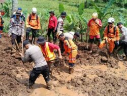 Padalarang Diterjang Longsor, Seorang Petani Tertimbun Saat Berteduh di Saung