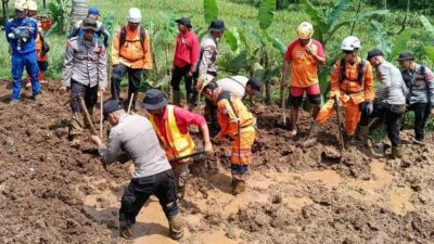 Padalarang Diterjang Longsor, Seorang Petani Tertimbun Saat Berteduh di Saung