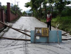 Kesal Tak Kunjung Diperbaiki, Warga dan Pemdes Cimanggung Swadaya Cor Jalan Kabupaten