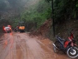 Longsoran Tanah Tutup Akses Jalan Sumedang dan Garut Via Cibugel