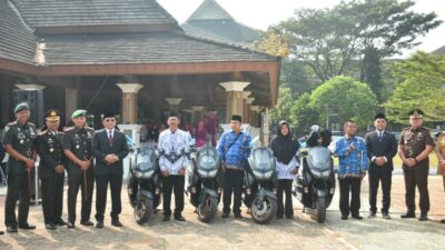 Mengajar di Tempat Terpencil, Empat Guru di Sumedang Ini Dihadiahi Sepeda Motor