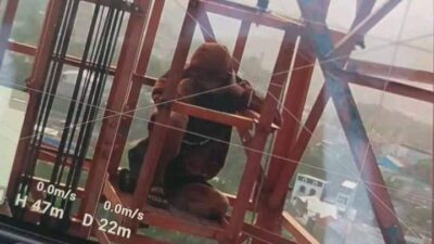 pemuda nekat naik tower BTS