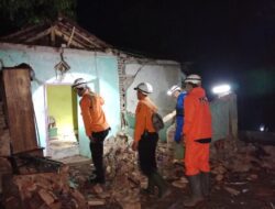 Diduga Tua dan Lapuk, Sebuah Rumah di Sumedang Ambruk Usai Diterpa Hujan