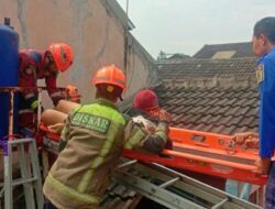 Tersengat Listrik, Rescue Damkar Evakuasi Pria 43 Tahun dari Atas Toren