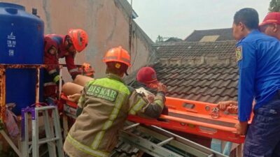 Tersengat Listrik, Rescue Damkar Evakuasi Pria 43 Tahun dari Atas Toren