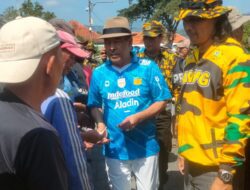 Jumat Berkah, Bos Persib Berbagi Rezeki Kepada Tukang Becak di Alun-alun Sumedang