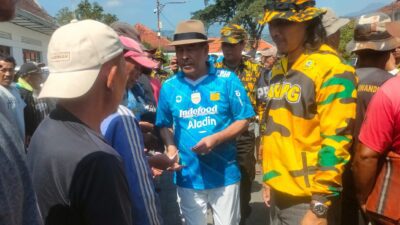 Jumat Berkah, Bos Persib Berbagi Rezeki Kepada Tukang Becak di Alun-alun Sumedang
