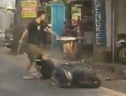 Viral Aksi Pemb4cokan di Jalan Laswi Baleendah, Seorang Pria Luk4 Hingga 16 J4hitan