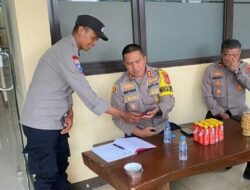 Awasi Pengakses Situs Judol, Waka Polresta Bandung Cek HP Para Personel