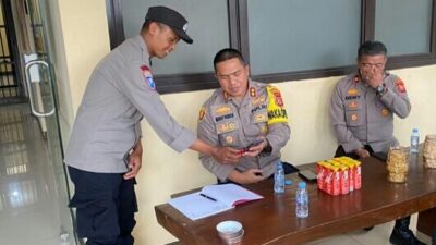 Awasi Pengakses Situs Judol, Waka Polresta Bandung Cek HP Para Personel
