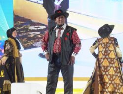 Pj Bupati Sumedang Tampil Memukau di Fashion Show PKJB-KKJB