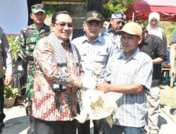 Pj Bupati Sumedang Bagikan Ratusan Bibit Ayam Kampung untuk Warga Cisitu dalam Rangka Milangkala ke-23