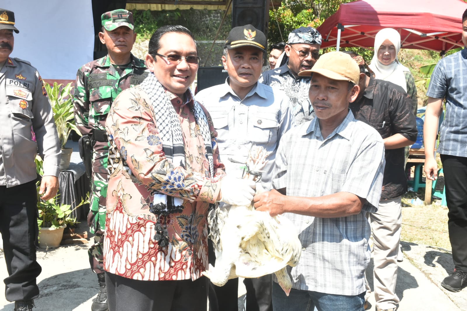 Bupati Sumedang Bagi-Bagi Ayam Kampung