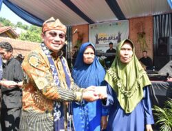 Warga Rancakalong Bersyukur Diberi Voucher Belanja dari BAZnas Sumedang