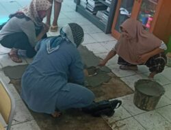 Prihatin Lihat Kondisi Kelas, Emak-emak di Sumedang Swadaya Plester Ruangan Kelas