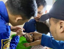 Ngilu! Detik-detik Rescue Damkar Lepaskan Plat Besi dari Jari Bocah 3 Tahun