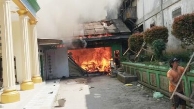 Kebakaran di Pasar Induk Caringin, Sebuah Bangunan Hangus Dilalap Api