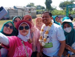 Diserbu Ibu-ibu Ingin Berselfi, Dony Ahmad Munir: Ini Energi untuk Menang di Pilkada 2024